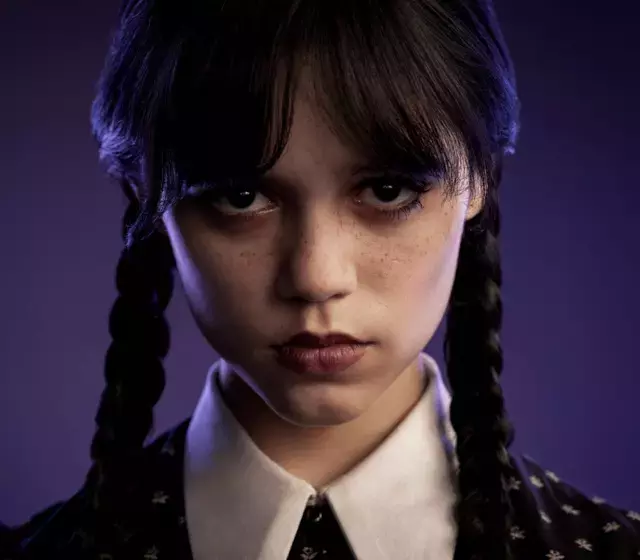 Cum să te machiezi ca Jenna Ortega