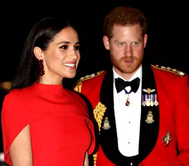 meghan markle si printul harry in rosu