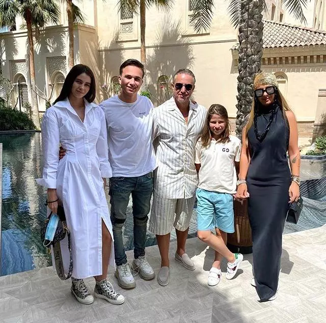 Secretul-Anamariei-Prodan-s-a-aflat.-Ce-face-ea-de-fapt-pentru-a-avea-averea-mare-tot-timpul-1