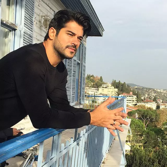 Burak Özçivit (Bali din „Suleyman Magnificul”) se întoarce la TV
