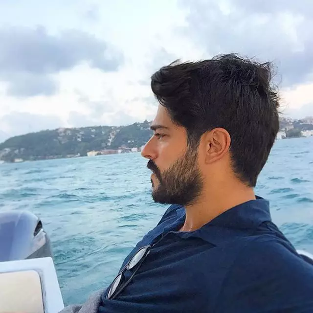 Burak Özçivit (Bali din „Suleyman Magnificul”) se întoarce la TV