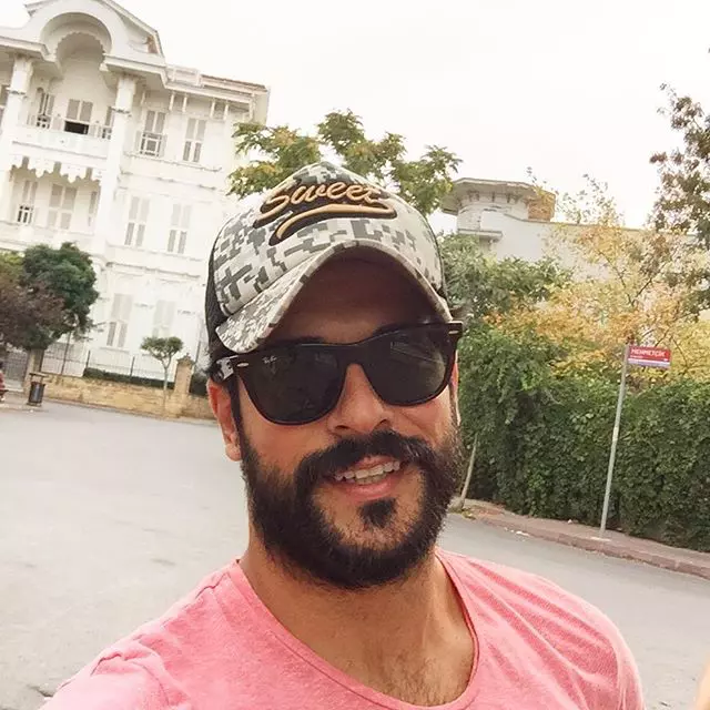 Burak Özçivit (Bali din „Suleyman Magnificul”) se întoarce la TV