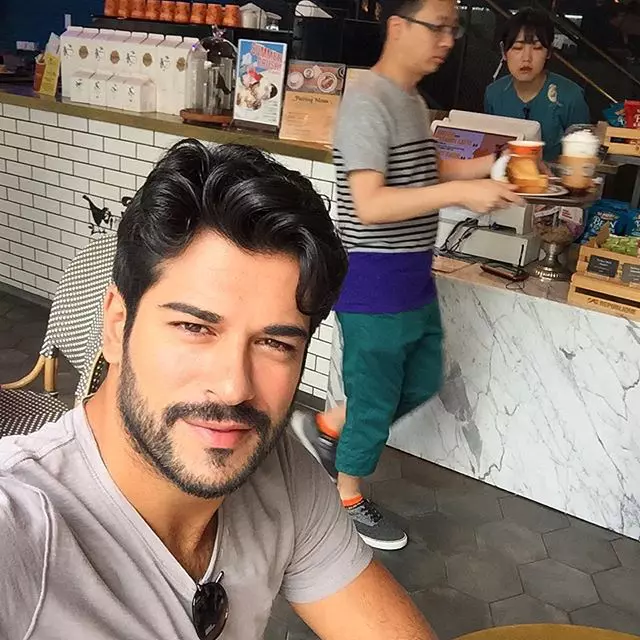 Burak Özçivit (Bali din „Suleyman Magnificul”) se întoarce la TV