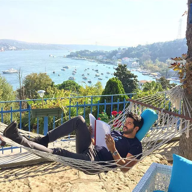 Burak Özçivit (Bali din „Suleyman Magnificul”) se întoarce la TV