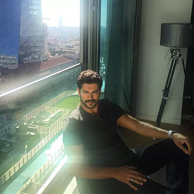 Burak Özçivit (Bali din „Suleyman Magnificul”) se întoarce la TV