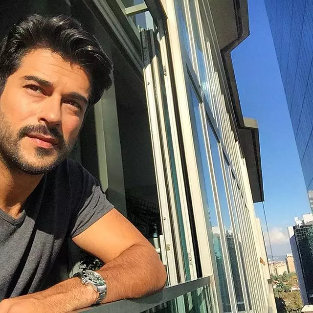 Burak Özçivit (Bali din „Suleyman Magnificul”) se întoarce la TV