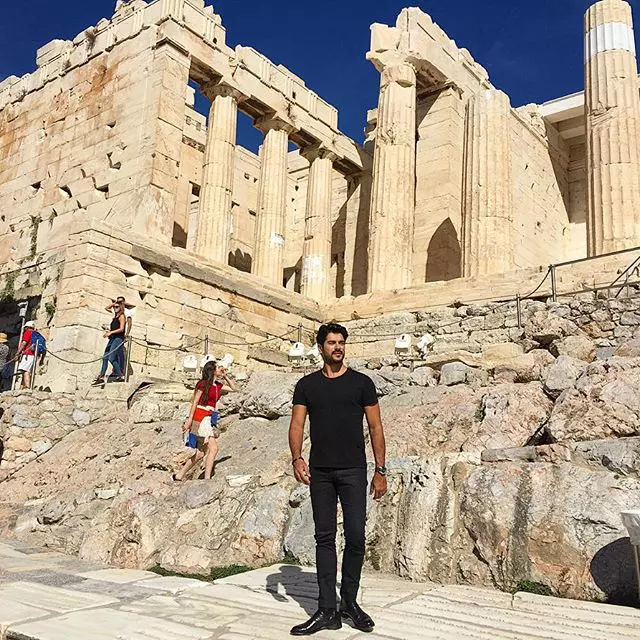 Burak Özçivit (Bali din „Suleyman Magnificul”) se întoarce la TV