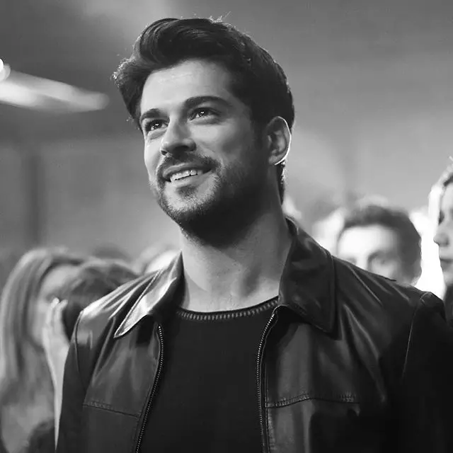 Burak Özçivit (Bali din „Suleyman Magnificul”) se întoarce la TV