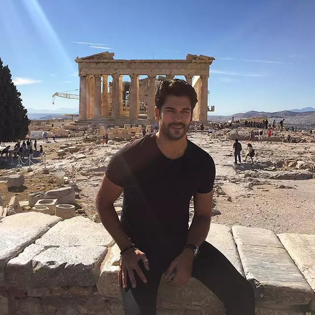 Burak Özçivit (Bali din „Suleyman Magnificul”) se întoarce la TV