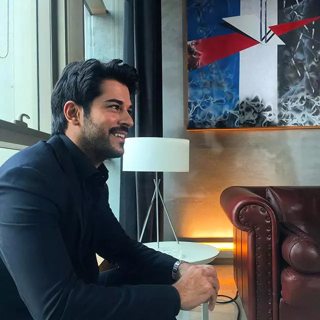 Burak Özçivit (Bali din „Suleyman Magnificul”) se întoarce la TV