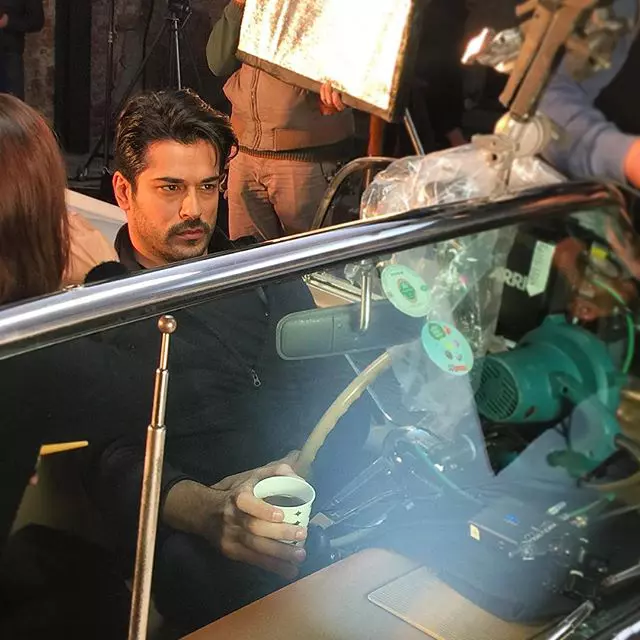 Burak Özçivit (Bali din „Suleyman Magnificul”) se întoarce la TV