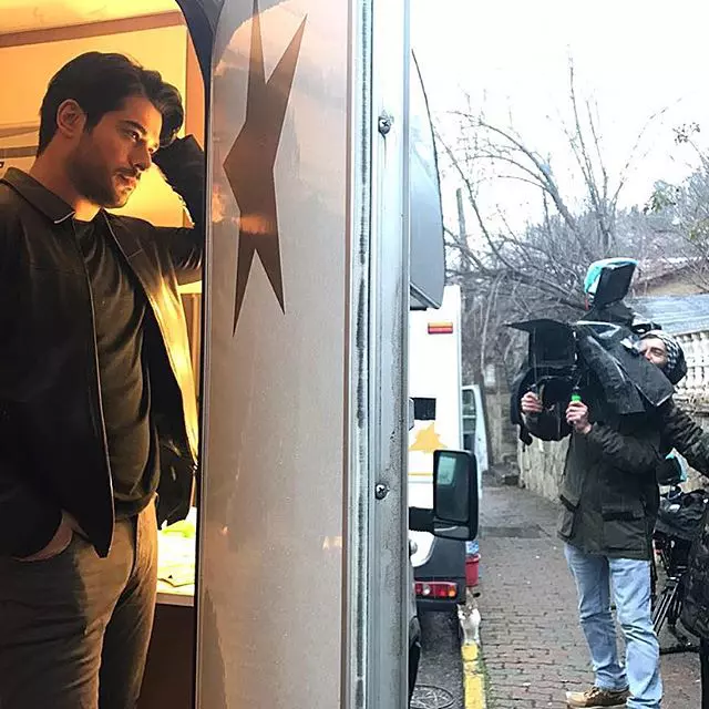 Burak Özçivit (Bali din „Suleyman Magnificul”) se întoarce la TV