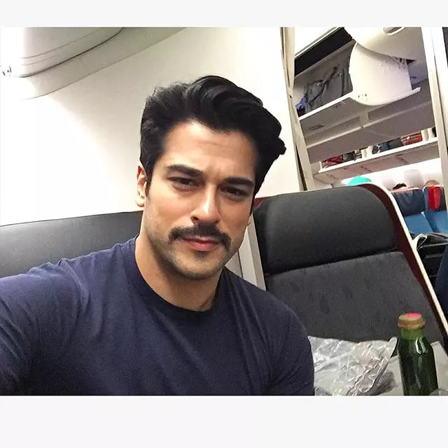 Burak Özçivit (Bali din „Suleyman Magnificul”) se întoarce la TV