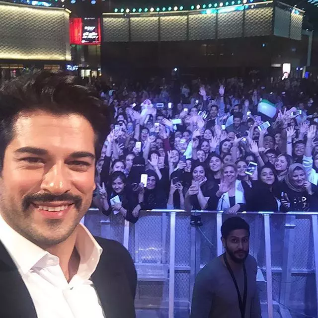 Burak Özçivit (Bali din „Suleyman Magnificul”) se întoarce la TV