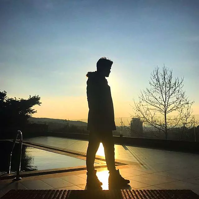 Burak Özçivit (Bali din „Suleyman Magnificul”) se întoarce la TV