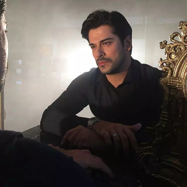 Burak Özçivit (Bali din „Suleyman Magnificul”) se întoarce la TV