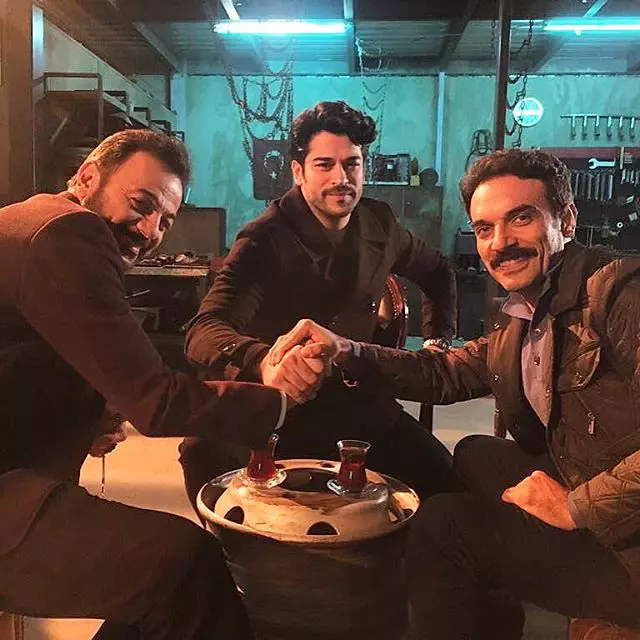 Burak Özçivit (Bali din „Suleyman Magnificul”) se întoarce la TV