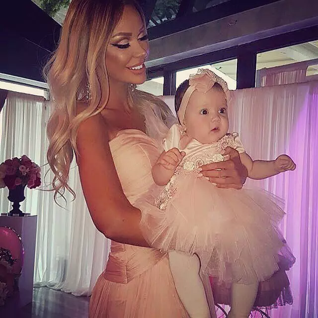 Bianca Drăgușanu si fetita ei