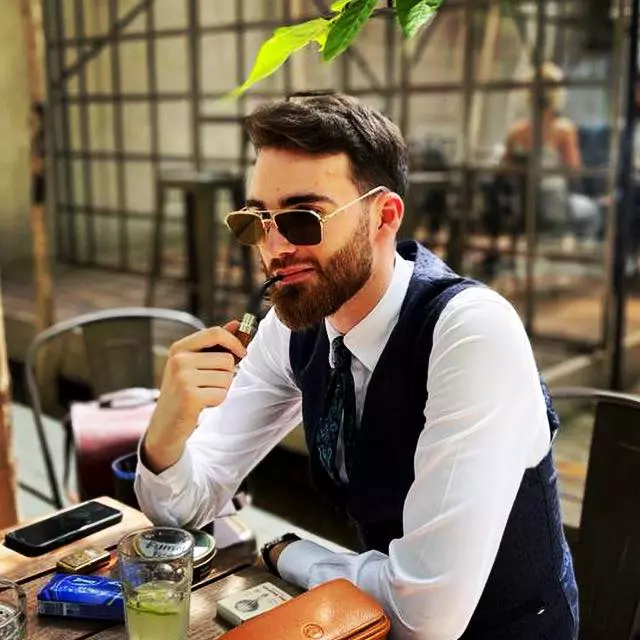 Ea are 52 de ani, iar el are 29, dar formează cel mai nou cuplu din showbiz. Vedeta are un băiat doar cu 4 ani mai mic decât iubitul ei. Cum a început relația dintre ei. Amândoi erau implicați în alte relații