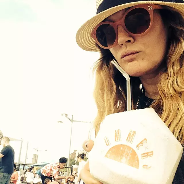 O poza din timpul unui moment de relaxare a postat pe retelele sociale si Drew Barrymore. Actrita se bucura de o zi cu soare de vara, sorbind dintr-o nuca de cocos.