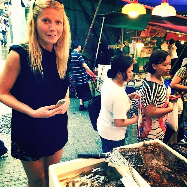 Gwyneth Paltrow s-a bucurat de o vacanta in Hong Kong, unde nu a uitat sa viziteze pietele locale, actrita fiind faimoasa pentru pasiunea  fata de promovarea unui stil de viata sanatos. 