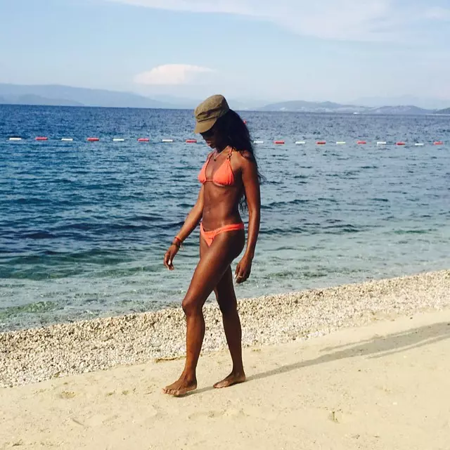 Tot pe plaja si-a petrecut si Naomi Campbell una dintre duminicile de vara, bucurandu-se de  plimbare si de soare.