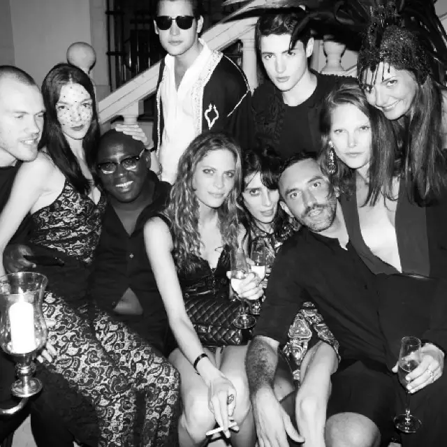 Riccardo Tisci inconjurat invitati, printre care modelul Mariacarla Boscono, Giovanna Battaglia si fratii Brat
