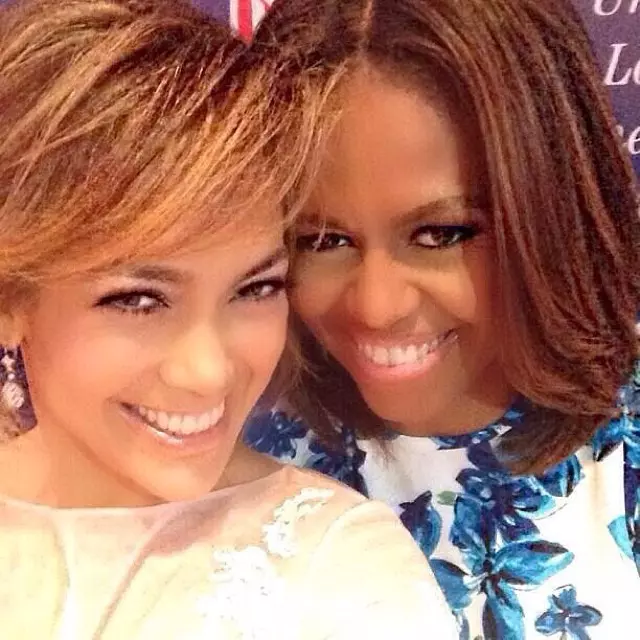 The Celebrity Selfie - Michelle Obama si Jennifer Lopez