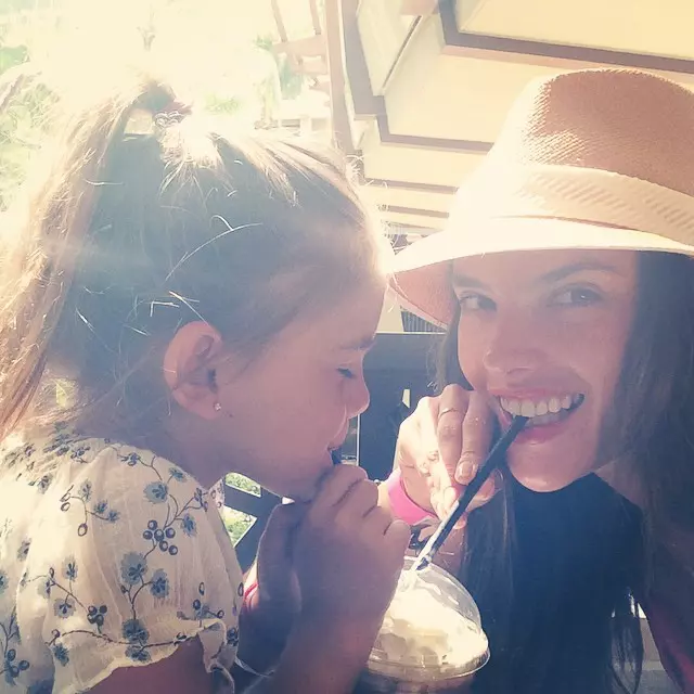 The Children Selfie - Alessandra Ambrosio si fiica sa, Anjia