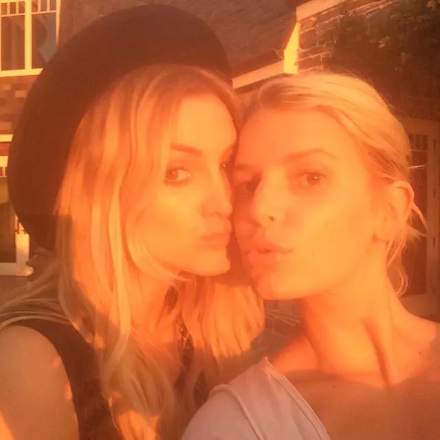 The Sisters' Selfie - Ashlee Simpson si Jessica Simpson