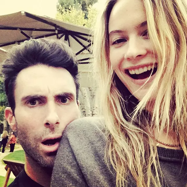 Behati Prinsloo si Adam Levine