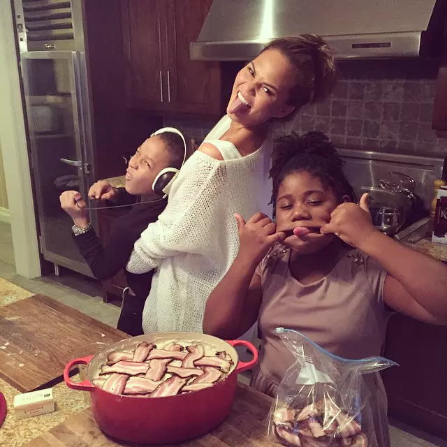 Chrissy Teigen si membrii familiei