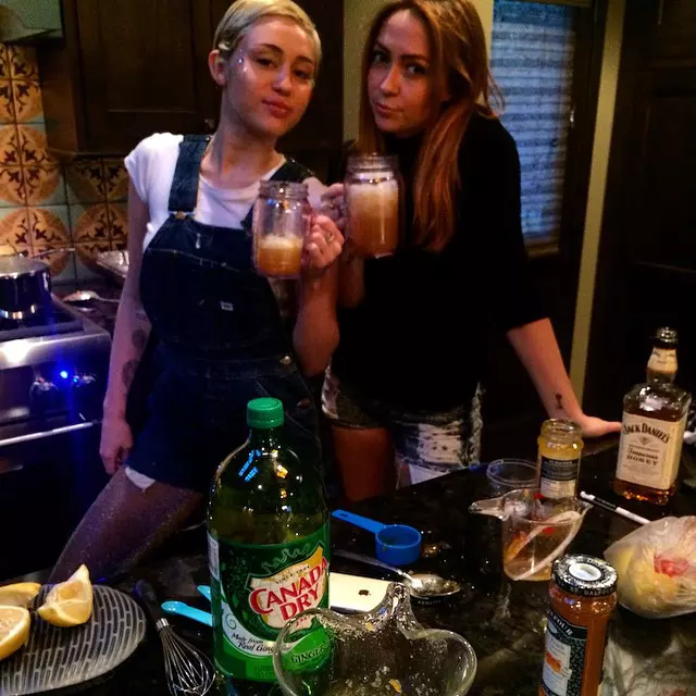 Miley Cyrus si Brandi Cyrus