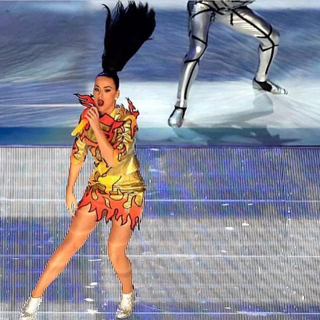 @anna_dello_russo: Katy Perry intr-o tinuta Jeremy Scott la Super Bowl.