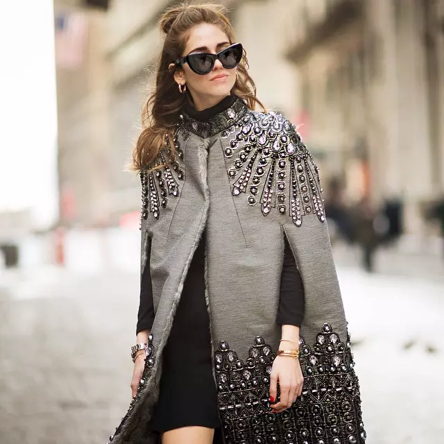Chiara, in drum spre prezentarea Diesel la New York, purtand capa Alberta Feretti.