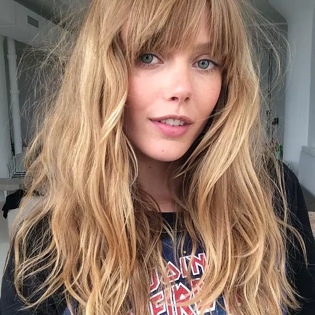 Nuantele diferite ale suvitelor, in culoarea mierii, dar si bretonul retro transforma aceasta tunsoare in hitul verii!