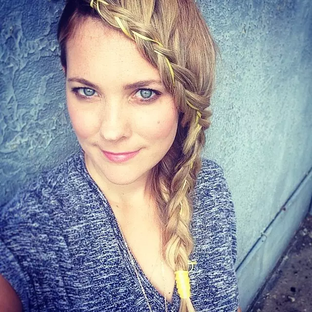 Pentru a iesi din tipare, adauga o panglica colorata in impletitura.