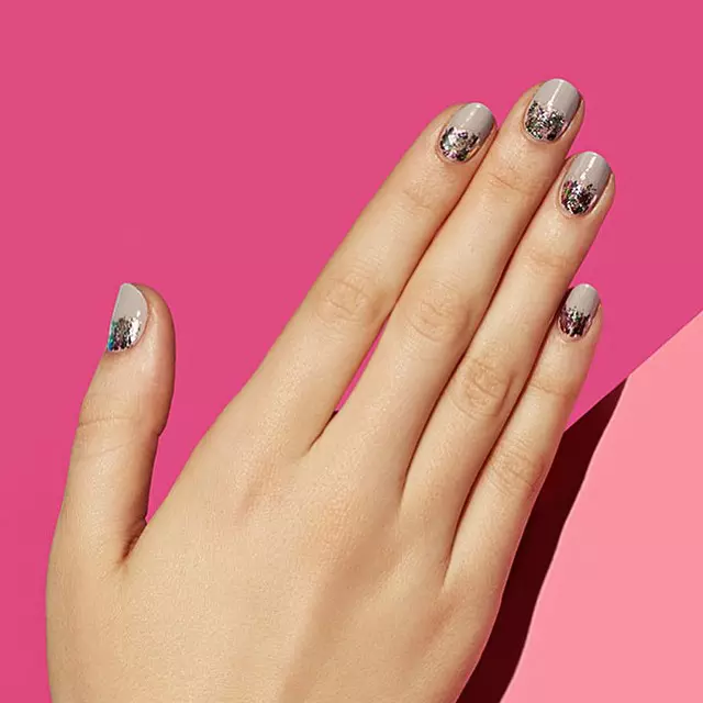 Mainile bronzate vor fi complimentate de o manichiura nude, cu mici accente de glitter!