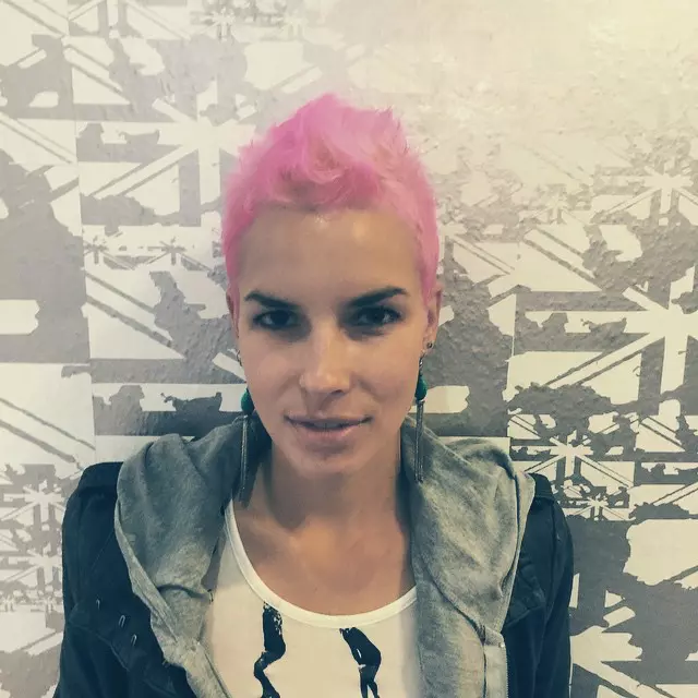 Cine a zis ca tunsoarea pixie nu poate fi si distractiva?! Fii curajoasa si incearca o culoare cu totul altfel in aceasta vara!