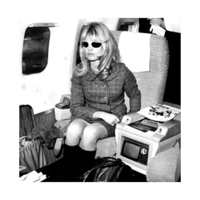 @juliarestoinroitfeld este inspirata de felul in care calatorea Brigitte Bardot cu ani in urma.