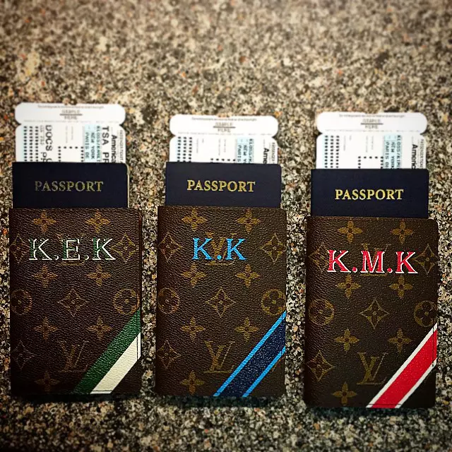@karliekloss se pregateste de o aventura pariziana cu prietenele ei cele mai bune.