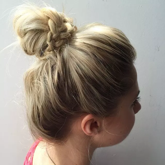 In zilele cu temperaturi toride, un coc inalt este solutia practica! Ravaseste putin radacinile, cu ajutorul degetelor, si vei obtine o coafura relaxata, de zi!