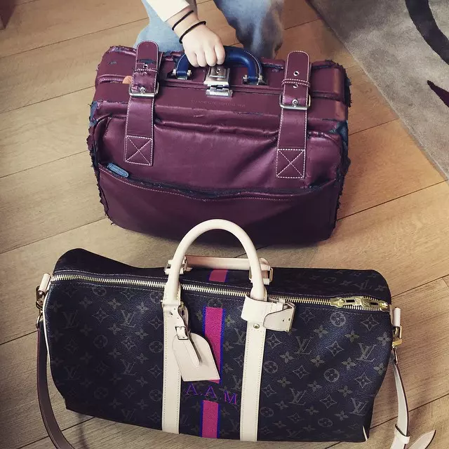 @miraduma paraseste Parisul dupa saptamana modei, impreuna cu sotul si copii Georgie si Anoushka.