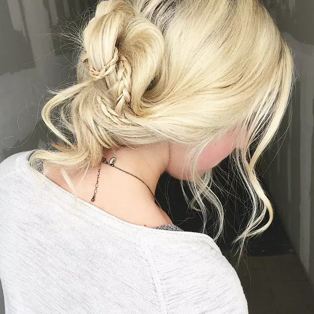 Un coc messy, cu o coada impletita te va ajuta sa iesi in evidenta si sa ai un aer urban chic.