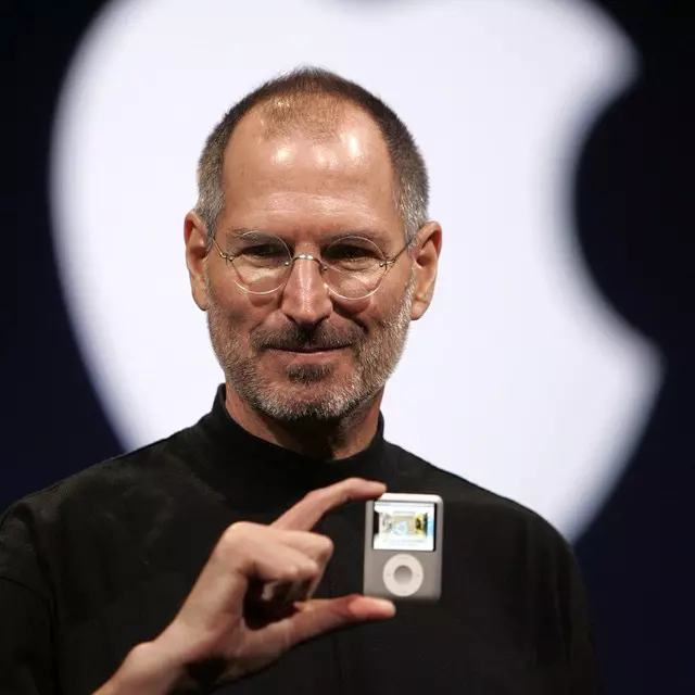 Jobs revine la Apple