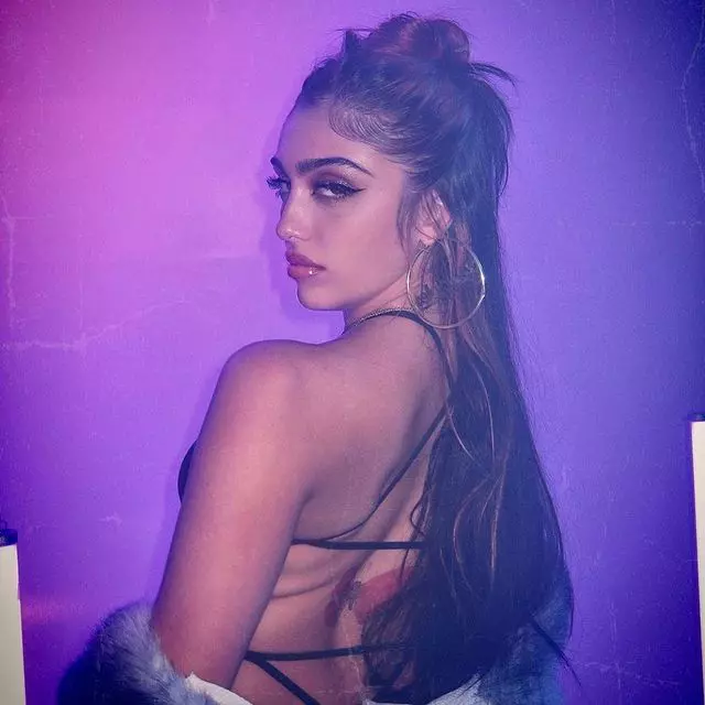 Cum-s-a-afisat-Lourdes-fiica-Madonnei-4