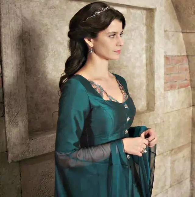 Beren Saat (Pinterest) 03