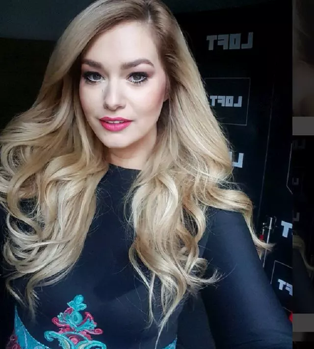 Geschftsfrau schlft am Schreibtisch - sleeping business woman at work