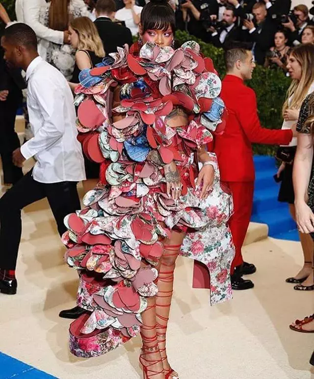 Rihanna, cea mai buna tinuta de pe covorul rosu la Gala Met 2017
