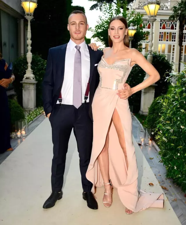 Actriţa Serenay Sarıkaya („Yaman”), sexy şi îndrăgostită la nunta lui Burak Özçivit